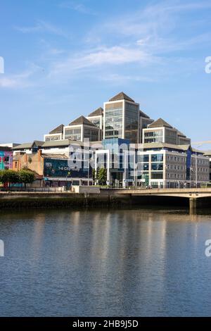 DUBLIN, IRLANDE - 25 juillet 2021 : une photo verticale du bureau de la Old Ulster Bank près du lac dans le quartier des docklands de Dublin Banque D'Images