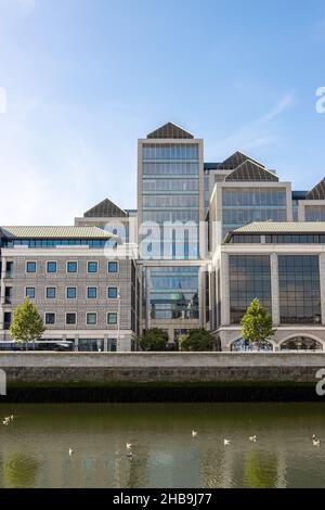 DUBLIN, IRLANDE - 25 juillet 2021 : une photo verticale du bureau de la Old Ulster Bank près du lac dans le quartier des docklands de Dublin Banque D'Images