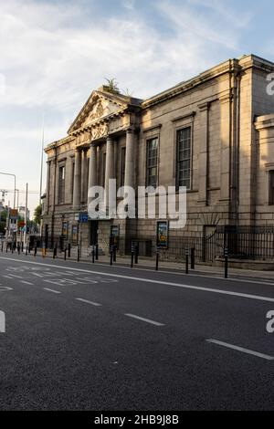 DUBLIN, IRLANDE - 25 juillet 2021 : fermeture d'une photo verticale du Gate Theatre en raison de restrictions liées au coronavirus à Dublin, Irlande Banque D'Images