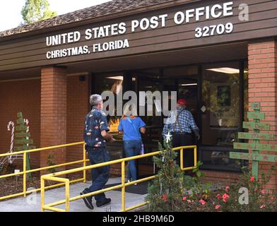 Christmas, États-Unis.13th décembre 2021.Les clients apportent leur courrier au bureau de poste de Noël, près d'Orlando, pour que leurs cartes de vœux soient estampillées du cachet de poste unique de Noël.Chaque année, des milliers de personnes conduisent pendant des heures à ce petit bureau de poste où ils peuvent également utiliser des timbres en caoutchouc pour orner leurs enveloppes avec des motifs et des salutations de saison.Crédit : SOPA Images Limited/Alamy Live News Banque D'Images