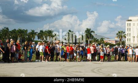 foule en attente de l'événement prévu, personnes, tous âges, palmiers au-delà, anticipation,debout, Floride Banque D'Images