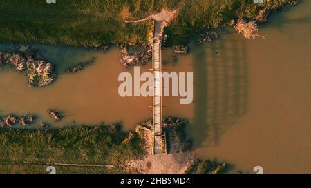 Tir de drone d'une passerelle publique dans les prés d'eau de Sudbury.Pris tard dans un après-midi d'hiver d'un point de vue juste au-dessus. Banque D'Images