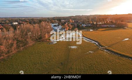 Tir de drone tiré des prés d'eau de Sudbury, en regardant vers l'hôtel Mill et au-delà vers la périphérie de la ville.Pris tard dans les hivers. Banque D'Images