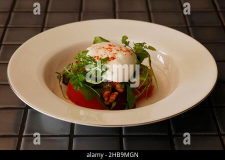 fromage italien burrata ou mozzarella et salade de tomates dans un bol, repas de restaurant Banque D'Images