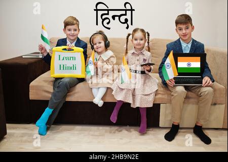 Quatre inscriptions au spectacle pour enfants apprennent l'hindi.Concept d'apprentissage des langues étrangères.Drapeaux indiens. Banque D'Images