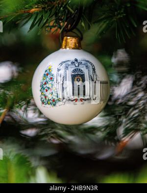 Londres, Royaume-Uni.17th décembre 2021.Détail d'un Baubel suspendu sur l'arbre à l'extérieur du numéro 10 Downing Street.Le baubel montre la porte du numéro 10, 2 robins et un arbre de Noël.Il y a controverse sur un parti présumé de Downing Street.Credit: Tommy London/Alay Live News Banque D'Images