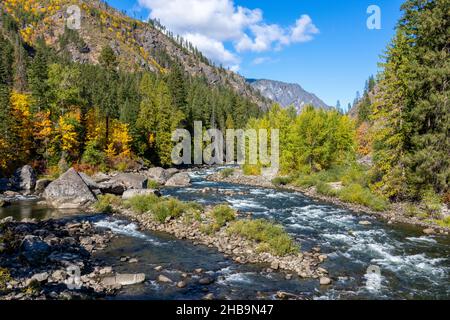 Leavenworth, Washington, États-Unis.Vue depuis un pont piétonnier sur la rivière Wenatchee près de Leavenworth le long de la route 2 Banque D'Images