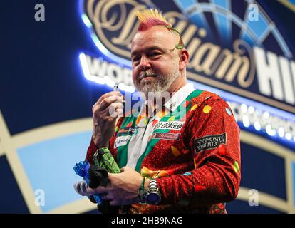 Peter Wright remporte un mini-trophée du Championnat du monde après avoir remporté son match contre Ryan Meikle lors du troisième jour du Championnat du monde des fléchettes William Hill à Alexandra Palace, Londres.Date de la photo: Vendredi 17 décembre 2021. Banque D'Images