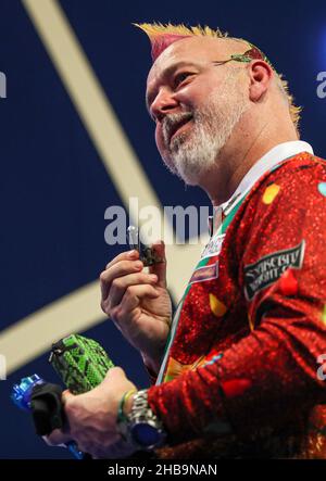 Peter Wright remporte un mini-trophée du Championnat du monde après avoir remporté son match contre Ryan Meikle lors du troisième jour du Championnat du monde des fléchettes William Hill à Alexandra Palace, Londres.Date de la photo: Vendredi 17 décembre 2021. Banque D'Images