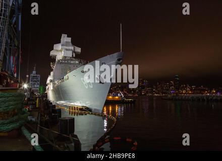 Dans les premières heures du 4 juin 2021, l'USS Chosin (CG 65) a réussi à se détacher du Vigor, chantier naval de Harbour Island à Seattle, Washington, après 14 mois de réparations majeures.Le croiseur de missiles guidé de classe Ticonderoga a été l'une des disponibilités les plus complexes que l'équipe du détachement Everett du PSNS et de la FIOM a dirigé, avec le travail fait pour prolonger la durée de vie du croiseur pour les années à venir.(É.-U.Photo de la marine par Wendy Hallmark) Banque D'Images