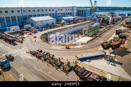 Des pièces d'acier, des pièces de navire et d'autres matériaux sont disposés autour du quai 3 du chantier naval de Puget Sound et de l'installation d'entretien intermédiaire dans le cadre du programme de recyclage du chantier naval.Ce programme est dirigé par le Code 350, Parc inactif, recyclage et élimination des compartiments de réacteurs.(É.-U.Photo de la marine par Wendy Hallmark) Banque D'Images