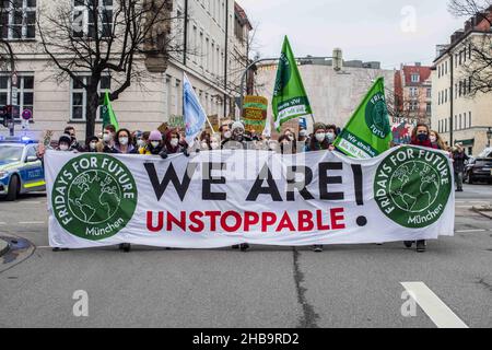 Munich, Bavière, Allemagne.17th décembre 2021.Célébrant leur troisième anniversaire, jusqu'à 300 participants ont strictement observé les réglementations anti-pandémiques et ont défilé de Marienplatz à Gaertnerplatz à Munich.Le groupe réclame l'intervention de la nouvelle coalition, affirmant que l'inaction ne peut plus être imputée à la CDU et à l'Union CSU.Crédit : ZUMA Press, Inc./Alay Live News Banque D'Images