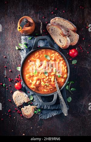 Délicieuse soupe de minestrone servie avec du pain aux grains entiers.Soupe de minestrone avec mélange de légumes. Banque D'Images