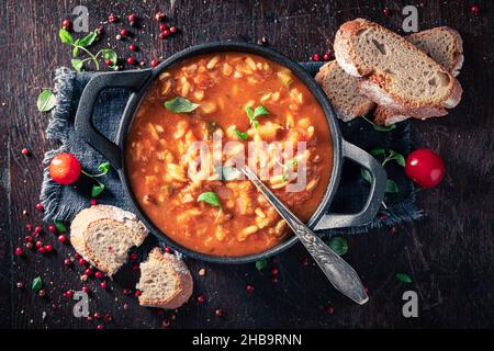 Soupe savoureuse de minestrone servie avec du pain aux grains entiers.Soupe de minestrone avec mélange de légumes. Banque D'Images