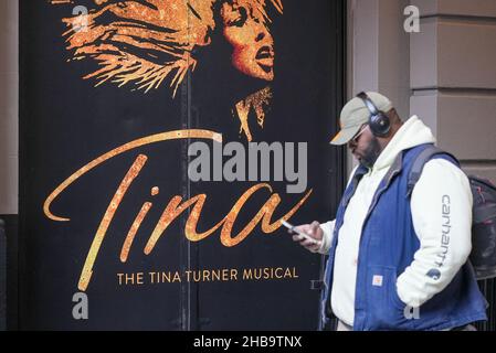 New York, États-Unis.17th décembre 2021.Un homme passe devant une publicité de la Tina - The Tina Turner musical, spectacle de Broadway dans le quartier des théâtres de New York.Crédit : SOPA Images Limited/Alamy Live News Banque D'Images