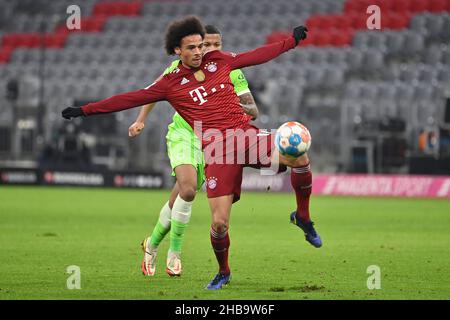 Munich, Allemagne.17th décembre 2021.Leroy SANE (FC Bayern Munich) sur le ballon, l'action.Football 1.Saison Bundesliga 2021/2022,17.match, matchday17.FC Bayern Munich - VFL Wolfsburg 4-0, le 17th décembre 2021, ALLIANZARENA Muenchen.Credit: dpa/Alay Live News Banque D'Images