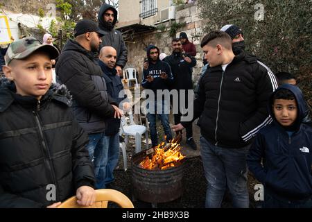 Sheikh Jarrah, Jérusalem.17th décembre 2021.Confrontations lors de la manifestation de solidarité à Sheikh Jarrah.A partir de la maison familiale de Salem - qui seront expulsés à l'avenir le 29,12.La famille tient un feu de manifestants à l'entrée de leur maison, qui a été éteint par la police pendant la manifestation.Deux heures avant la manifestation, la police avait arrêté des hommes à côté du feu de la famille Salem, au cours de l'événement où un policier a été blessé à la tête et un photojournaliste a été blessé à la tête par la police.Par la suite, la protestation s'est poursuivie dans la zone orientale du voisinage Banque D'Images