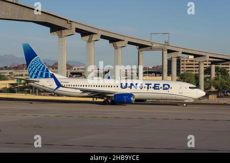 Boeing 737-824 de United Airlines immatriculé N13227 au roulage à l'aéroport international Sky Harbor de Phoenix, Arizona. Banque D'Images