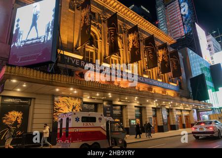 Vue du Lunt-Fontanne Theatre où la comédie musicale Tina a été annulée en raison de la forte hausse de COVID-19 à New York le 17 décembre 2021.Nouvelle variante COVID-19 - Omicron provoque une forte augmentation des cas positifs et force de nombreux théâtres à annuler leurs performances.L'impact de la poussée se fait sentir lorsque les gens affluent vers les sites d'essai où des lignes ont été observées ces derniers jours.(Photo de Lev Radin/Sipa USA) Banque D'Images