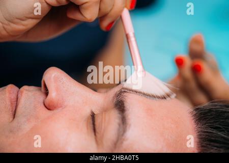 Sérums de rétinol et produits chimiques de pelage du visage pour les hommes. Banque D'Images