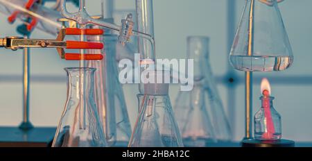 Laboratoire chimique avec tubes à essai et flacons. Banque D'Images