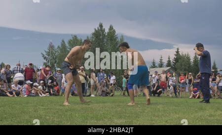 Odinsk, Russie - juin 29 2019 : lutte sportive nationale Buryat.Vacances sur Harban.Surkharban Buryat combat, lutte, bataille de combat. Banque D'Images