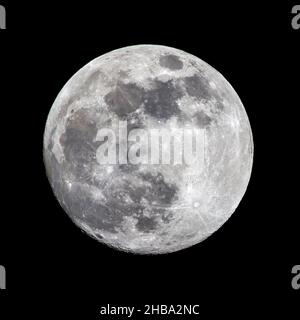 Presque pleine lune dans la phase de cirage gibbous à 98,9%, cirage signifie qu'il est de plus en plus grand tandis que le nom Gibbous vient de la forme de la Lune, qui est Banque D'Images