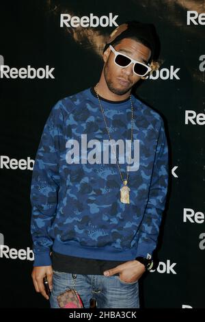 Le rappeur populaire et musicien Kid Cudi marche un tapis rouge et s'arrête pour quelques portraits. Banque D'Images