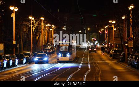 Erfurt, Allemagne.15th décembre 2021.Les lanternes de rue se trouvent sur Schillerstrasse à Erfurt.Avec la hausse des prix de l'énergie, les municipalités bénéficient d'un passage rapide à l'éclairage de rue à LED.À Erfurt, selon l'administration de la ville, environ 1,2 millions d'euros sont investis chaque année dans la conversion.Credit: Martin Schutt/dpa-Zentralbild/dpa/Alay Live News Banque D'Images