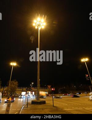 Erfurt, Allemagne.15th décembre 2021.Les feux de circulation éclairent l'intersection à Schmidtstedter Knoten.Avec la hausse des prix de l'énergie, les municipalités bénéficient d'un passage rapide à l'éclairage de rue à LED.À Erfurt, selon l'administration de la ville, environ 1,2 millions d'euros sont investis chaque année dans la conversion.Credit: Martin Schutt/dpa-Zentralbild/dpa/Alay Live News Banque D'Images