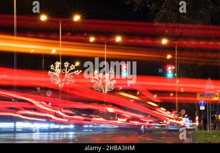 Erfurt, Allemagne.15th décembre 2021.Les lanternes de rue se tiennent sur le Juri-Gagarin-Ring d'Erfurt.Avec la hausse des prix de l'énergie, les municipalités bénéficient d'un passage rapide à l'éclairage de rue à LED.À Erfurt, selon l'administration de la ville, environ 1,2 millions d'euros sont investis chaque année dans la conversion.Credit: Martin Schutt/dpa-Zentralbild/dpa/Alay Live News Banque D'Images