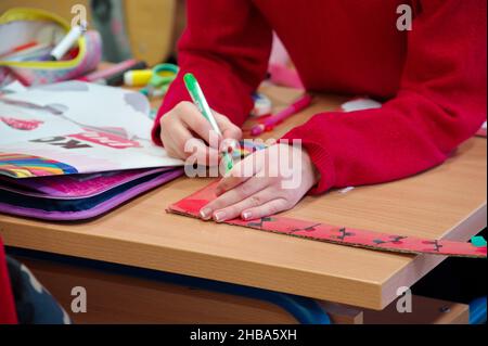 Section intermédiaire de l'élève dans le dessin de la salle de classe Banque D'Images