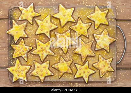 Biscuits de Noël faits maison au gingembre doré Banque D'Images