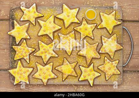 Biscuits de Noël faits maison au gingembre doré Banque D'Images