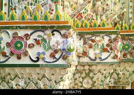 Détails architecturaux du Prang de Wat Arun décoré de pièces de porcelaine autrefois utilisées comme ballasts sur les navires de Chine, Bangkok, Thaïlande Banque D'Images