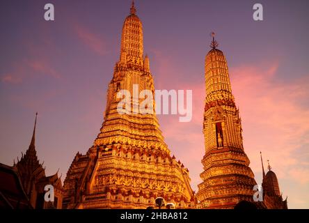 Vue magnifique de Wat Arun Central Prang et satellite Prang au crépuscule, Bangkok, Thaïlande Banque D'Images