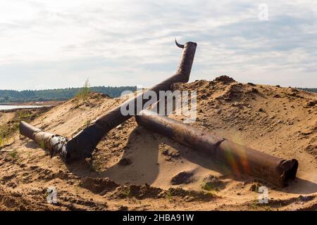 Vieilles pipes rouillées d'une drague sur une carrière de sable, paysage industriel Banque D'Images