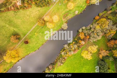 Vue de haut en bas sur le parc, l'étang et les jardins d'un drone dans les couleurs de l'automne, Exeter, Devon, Angleterre, Europe Banque D'Images