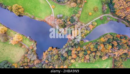 Vue de haut en bas sur le parc, l'étang et les jardins d'un drone dans les couleurs de l'automne, Exeter, Devon, Angleterre, Europe Banque D'Images