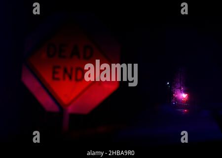 Bloomington, États-Unis.17th décembre 2021.Des véhicules d'urgence bloquent W. Tower Road après un accident d'avion mortel aux alentours de 8 h 15 à Bloomington.La police de l'État de l'Indiana a déclaré qu'un occupant de l'avion était décédé et que la Federal Aviation Administration (FAA) enquêtera.Crédit : SOPA Images Limited/Alamy Live News Banque D'Images