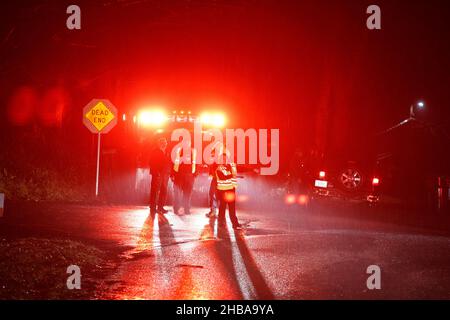 Bloomington, États-Unis.17th décembre 2021.Des agents d'urgence bloquent W. Tower Road après un accident d'avion mortel aux alentours de 8 h 15 à Bloomington.La police de l'État de l'Indiana a déclaré qu'un occupant de l'avion était décédé et que la Federal Aviation Administration (FAA) enquêtera.(Photo de Jeremy Hogan/SOPA Images/Sipa USA) crédit: SIPA USA/Alay Live News Banque D'Images
