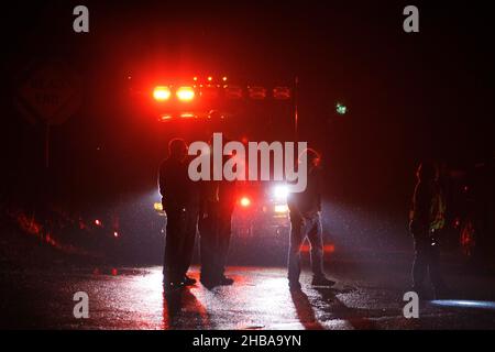 Bloomington, États-Unis.17th décembre 2021.Des agents d'urgence bloquent W. Tower Road après un accident d'avion mortel aux alentours de 8 h 15 à Bloomington.La police de l'État de l'Indiana a déclaré qu'un occupant de l'avion était décédé et que la Federal Aviation Administration (FAA) enquêtera.(Photo de Jeremy Hogan/SOPA Images/Sipa USA) crédit: SIPA USA/Alay Live News Banque D'Images