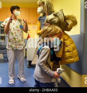 Ostrava, République tchèque.17th décembre 2021.La vaccination contre le COVID-19 pour les enfants âgés de 5-11 à 24 ans a commencé à l'hôpital de la ville d'Ostrava, en République tchèque, le 17 décembre 2021.Crédit: Jaroslav Ozana/CTK photo/Alay Live News Banque D'Images