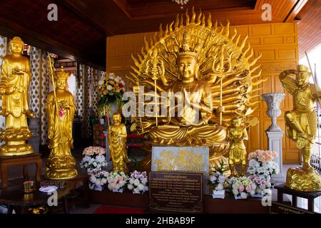 Guishan Guanyin des mille mains ou Guan Yin bodhisattva déesse et la déité chinoise pour les thaïlandais visite respect prier à Wat Rat Prakhong Tham tem Banque D'Images