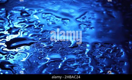 Image de gouttes de pluie sur fond bleu foncé Banque D'Images