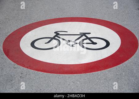 Symbole de vélo interdit sur route goudronnée Banque D'Images