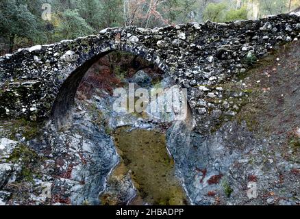 Photographie d'un drone aérien d'un pont lapidé médiéval avec l'eau qui coule dans la rivière.Elia Bridge Troodos Chypre Banque D'Images