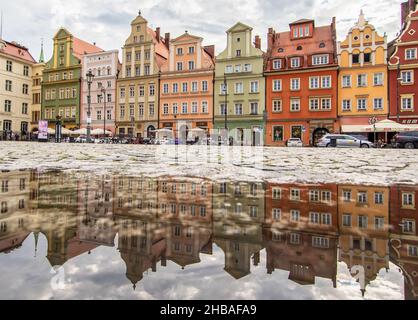 En raison de la pluie fréquente, à Wroclaw vous pouvez facilement trouver des piscines d'eau, et les utiliser pour de belles photos.Ici en particulier effet miroir dans la vieille ville Banque D'Images