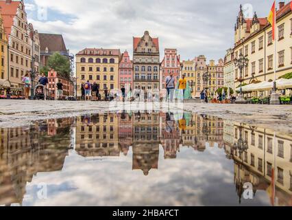 En raison de la pluie fréquente, à Wroclaw vous pouvez facilement trouver des piscines d'eau, et les utiliser pour de belles photos.Ici en particulier effet miroir dans la vieille ville Banque D'Images