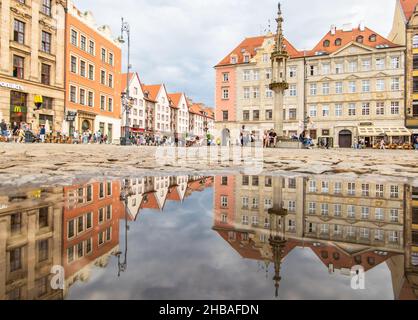 En raison de la pluie fréquente, à Wroclaw vous pouvez facilement trouver des piscines d'eau, et les utiliser pour de belles photos.Ici en particulier effet miroir dans la vieille ville Banque D'Images